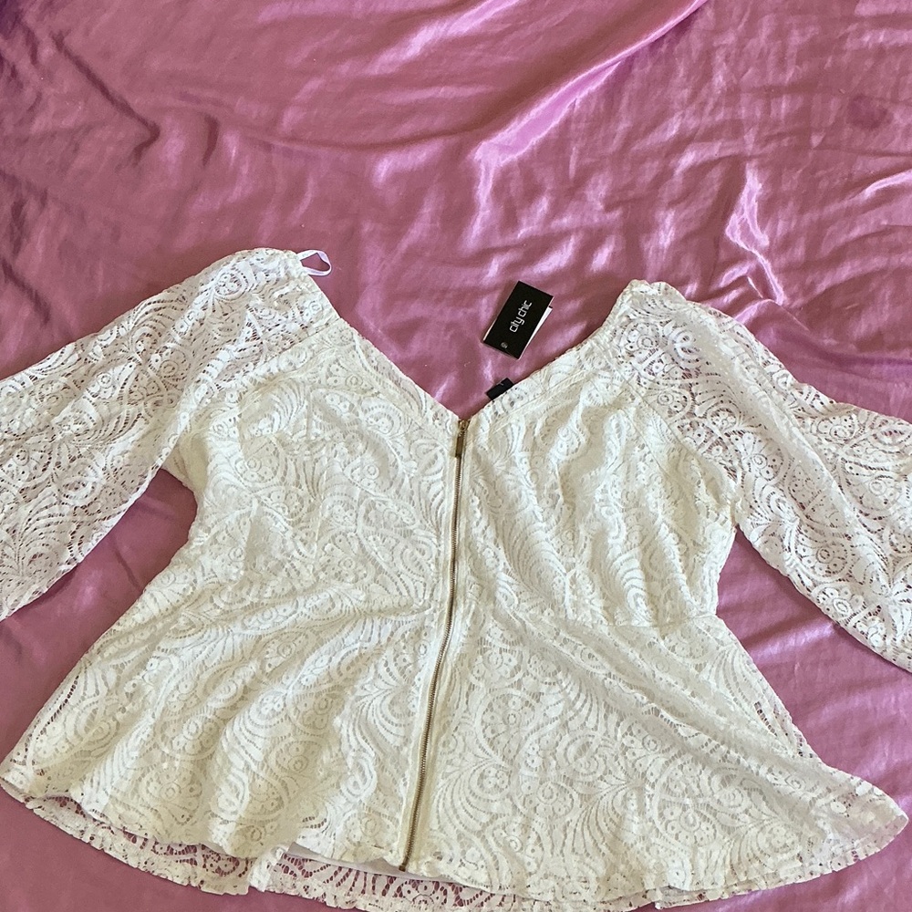 Top lace bell sleeve. L/20 plus.